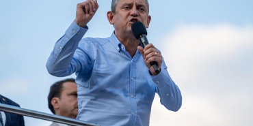 ozgur-ozel-saat-verip-davet-yapti-ulkesini-seven-herkesi-direnmeye-davet-ediyorum-9TsVvsnD.jpg