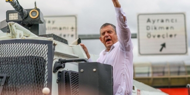 ozgur-ozelden-izmirde-govde-gosterisi-valiligin-itirazina-jet-karsilik-geldi-dccuzOie.jpg