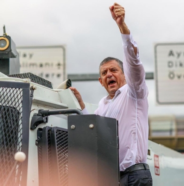 ozgur-ozelden-izmirde-govde-gosterisi-valiligin-itirazina-jet-karsilik-geldi-dccuzOie.jpg
