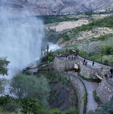 tortum-selalesi-bayramda-ziyaretci-akinina-ugradi-MUvZBBBv.jpg