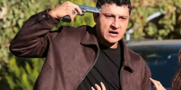 uzak-kent-setinde-buyuk-surpriz-alper-cankaya-rol-arkadasi-ile-ask-yasiyor-f6sSi3WL.jpg