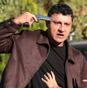 uzak-kent-setinde-buyuk-surpriz-alper-cankaya-rol-arkadasi-ile-ask-yasiyor-f6sSi3WL.jpg
