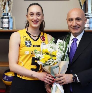 vakifbank-efsane-ismi-ayca-aykaca-veda-etti-8XWX9Uay.jpg