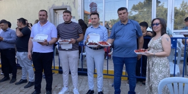 alasehirde-kiraz-yeme-yarisi-5-dakikada-15-kilo-kiraz-RULfu4fP.jpg