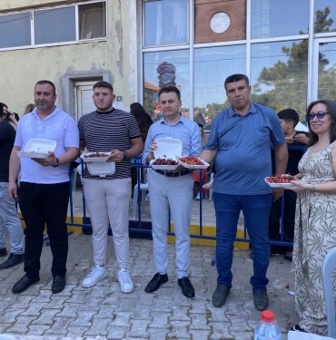alasehirde-kiraz-yeme-yarisi-5-dakikada-15-kilo-kiraz-RULfu4fP.jpg