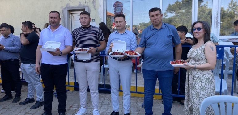 alasehirde-kiraz-yeme-yarisi-5-dakikada-15-kilo-kiraz-RULfu4fP.jpg