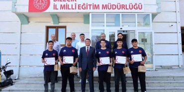 bilecikte-sampiyon-robot-ekibine-odul-ceSTmqHn.jpg
