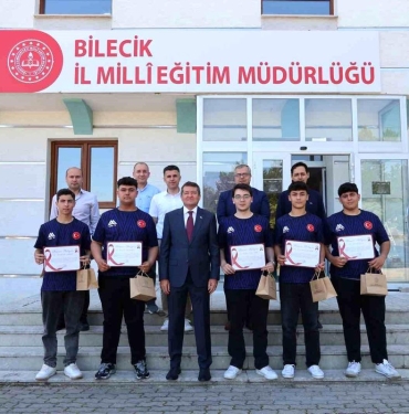 bilecikte-sampiyon-robot-ekibine-odul-ceSTmqHn.jpg