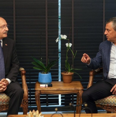 chpde-fevkal-de-kurultay-icin-surec-basladi-ozgur-ozel-birinci-imzalar-atildi-DczKtcbV.jpg
