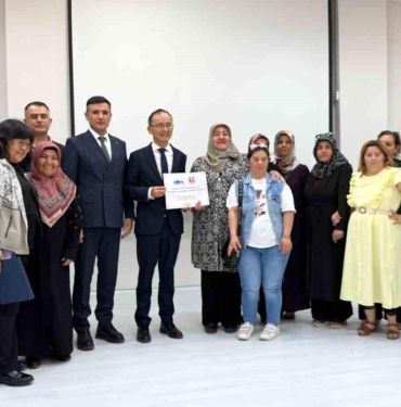 cin-buyukelcisinden-depremzedelere-takviye-7ROQWgzj.jpg