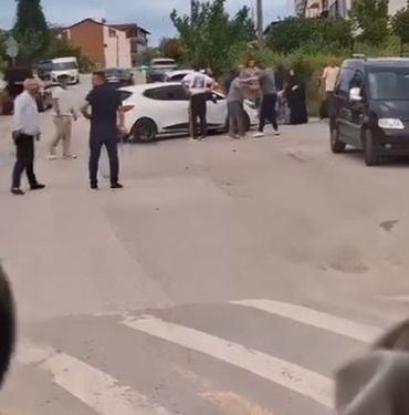 golcukte-aileler-ortasi-arbede-10-yarali-HflJqddP.jpg