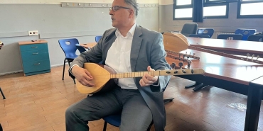 gorme-engelli-ogretmenden-baglama-dersi-eLMYf1JV.jpg