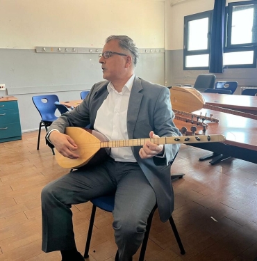 gorme-engelli-ogretmenden-baglama-dersi-eLMYf1JV.jpg