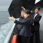 kizini-da-yanina-alan-kim-jong-undan-dunyaya-10-bin-tonluk-gozdagi-P6knIXIV.jpg
