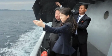 kizini-da-yanina-alan-kim-jong-undan-dunyaya-10-bin-tonluk-gozdagi-P6knIXIV.jpg