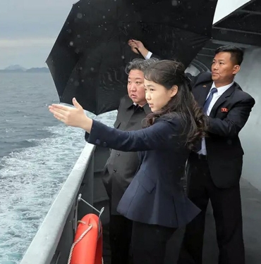 kizini-da-yanina-alan-kim-jong-undan-dunyaya-10-bin-tonluk-gozdagi-P6knIXIV.jpg