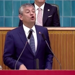 ozgur-ozel-parti-kumesinde-agzini-bozdu-gobek-atiyor-yavsaklar-9ClcQZ73.jpg