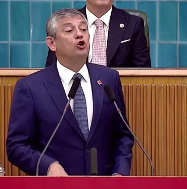 ozgur-ozel-parti-kumesinde-agzini-bozdu-gobek-atiyor-yavsaklar-9ClcQZ73.jpg