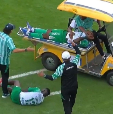 sakatlanan-oyuncuyu-tasiyan-ambulans-obur-bir-futbolcuya-carpti-CbTfD1zU.jpg