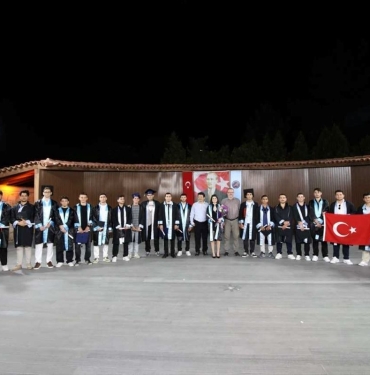 tek-kiz-ogrenci-bahar-topcunun-mezuniyet-sevinci-Q7hW2Gd5.jpg