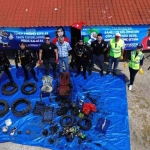 tekirdagda-deniz-pakligi-deniz-tabanindan-lastik-sandalye-ve-plastik-atiklar-cikarildi-9smKxnAW.jpg