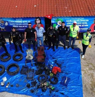 tekirdagda-deniz-pakligi-deniz-tabanindan-lastik-sandalye-ve-plastik-atiklar-cikarildi-9smKxnAW.jpg