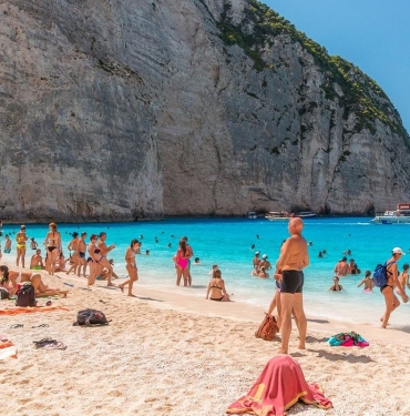 turist-akinina-ugruyordu-dunyaca-unlu-plaja-giris-yasaklandi-wgNPdNdn.jpg