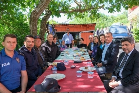 vali-turan-sehit-anil-yalapin-ailesini-ziyaret-etti-qPs1T5xA.jpg