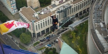 varsovada-gokdelenler-ortasinda-500-metre-slackline-rekoru-XI4KgyH8.jpg