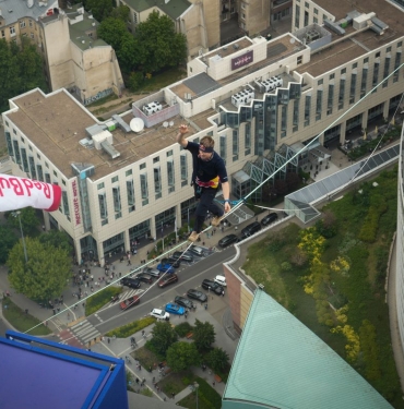 varsovada-gokdelenler-ortasinda-500-metre-slackline-rekoru-XI4KgyH8.jpg