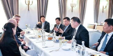 xinhua-baskani-fu-russia-today-genel-muduru-kiselev-ile-gorustu-tdFSdCNJ.jpg
