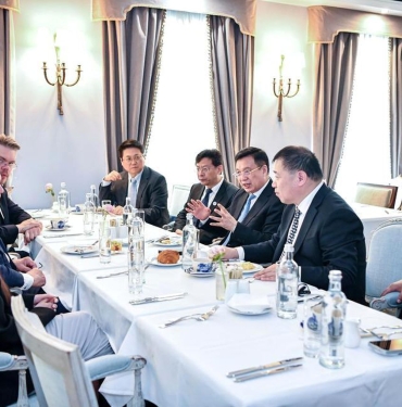 xinhua-baskani-fu-russia-today-genel-muduru-kiselev-ile-gorustu-tdFSdCNJ.jpg