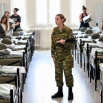 yunanistanda-bir-ilk-bayanlar-asker-ocagina-girdi-T4FtLMm5.jpg