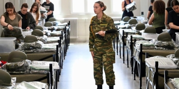yunanistanda-bir-ilk-bayanlar-asker-ocagina-girdi-T4FtLMm5.jpg