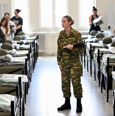 yunanistanda-bir-ilk-bayanlar-asker-ocagina-girdi-T4FtLMm5.jpg
